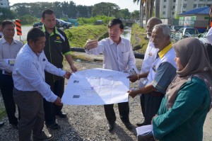 槟州地方政府及治水委员会主席曹观友行政议员（中）在峇都蛮州议员再也巴兰（右3）的陪同下巡视双溪赖治水工程。