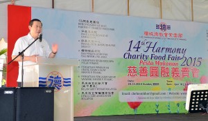 槟州首长林冠英出席槟城德教会紫云阁举行第14届慈善圆融义卖会时宣布拨款给15个受惠慈善团体，总额高达6万令吉。