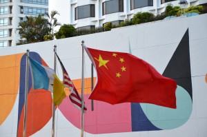 中国驻槟总领事馆于2015年12月22日正式隆重开馆，在中国驻槟总领事吴骏（中）及槟州首长林冠英（左3）陪同下，由中国驻马大使黄惠康（右3）亲自莅临槟城主持开馆仪式。