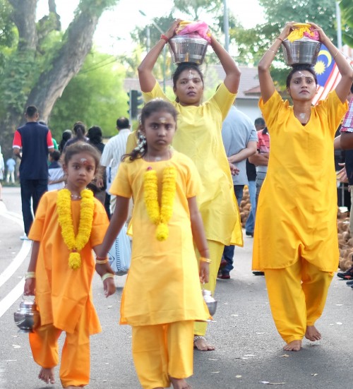 பால் குடம் ஏந்தி வரும் பக்தர்கள்