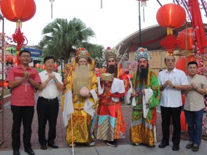 槟州地方政府委员会主席曹观友行政议员(左2)出席由光大区州议员郑来兴(左1)举办的《金猴闹元宵猴猴玩》文娱晚会。