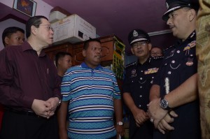 槟州首长林冠英(左1)前往亚依淡新市镇警员宿舍慰问其中1名骨痛热症死者莫哈末丹尼尔的家属时,语重心长地劝勉槟州子民要采取防范措施及保持居家清洁来杜绝骨痛热症。右2为新任槟州总警长拿督阿都嘉化。