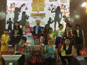 由峇都兰樟区州议员罗兴强(后排左4)赞助举办的《非常童声》儿童歌唱比赛热烈引爆,共40位小歌手们前来参与。