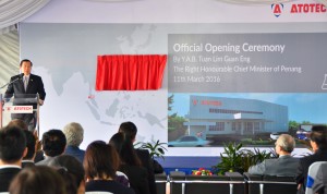 槟州首长林冠英为Atotech在峇都交湾科学园设立的新厂主持开幕礼。