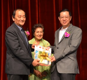 槟州首长林冠英（右）为马来西亚创价学会槟城分会文化会馆主持开幕礼。旁为马来西亚创价学会理事长许锡辉（左）及槟城分会主席拿督杨如雪。