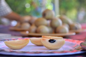 RUPA bentuk buah ciku yang siap dipotong.