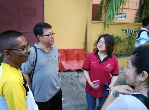 双溪槟榔区州议员林秀琴（右2）服务队与甘榜日落洞社委会在Mutiara Idaman 1组屋举办清洁运动，好让当地居民能居住在清洁及舒适的环境。左2为日落洞区国会议员黄泉安。