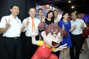槟州旅游委员会主席罗兴强行政议员（左2）出席亚洲漫画文化馆开馆试业推介礼。旁为光大区州议员郑来兴（左1）。