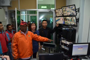 槟岛市议员黄顺祥（右起）、张君仪及尤斯夫巡视双溪里蒙巴士站的闭路电视操作。