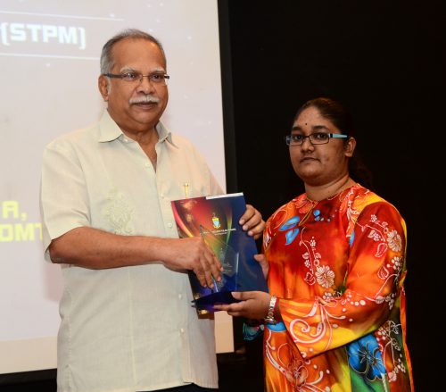 மாநில இரண்டாம் துனை முதல்வர் பேராசிரியர் ப.இராமசாமி சிறந்த தேர்ச்சிப் பெற்ற மாணவிக்கு நற்சான்றிதழ் மற்றும் கேடயம் வழங்கினார்.