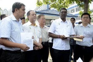 斯里德里玛区州议员雷尔(右2)已针对拳王阿里、马华及民政党领袖于3月25日在山竹园集会中发表“槟州首长林冠英及州政府剥夺了穷人的权力,不延续山竹园人民组屋计划”的言论报警。右起为首长政治秘书黄汉伟、槟州行政议员林峰成、罗兴强及爪夷区州议员孙意志。