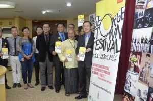 槟州首长林冠英(右1)及乔治市艺术节艺术总监祖西迪(右2)宣布2016年乔治市艺术节将在7月29日至8月28日在乔治市举行。