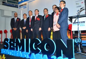 槟州首长林冠英（左4）为2016年东南亚半导体博览会主持开幕。