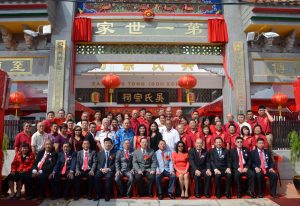 槟州首长林冠英(坐者中)为吴氏宗祠(延陵堂)“第一世家" 牌楼主持落成仪式。
