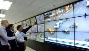 槟州地方政府委员会主席曹观友行政议员（右２）巡视市政厅位于在光大4楼的闭路电视监控中心。