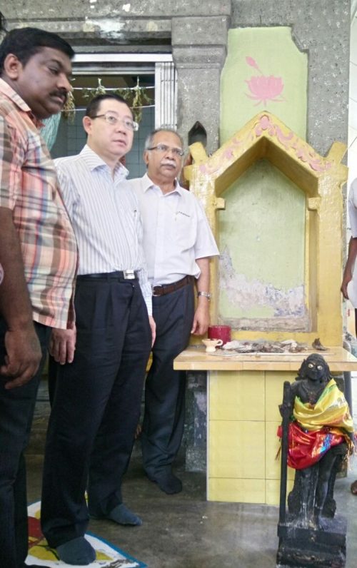ஶ்ரீ முத்து மாரியம்மன் ஆலய சிலைகள் உடைப்புச் சம்பவத்தை மாநில முதல்வர் மற்றும் பேராசிரியர் ப.இராமசாமி நேரில் கண்டு பார்வையிட்டனர்.