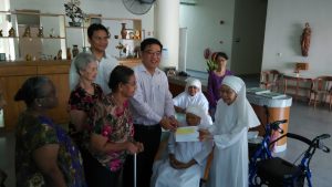 亚依淡区州议员黄汉伟（中）探访槟城安贫小姐妹会安老院，并亲自移交100令吉乐龄人士回馈金给该安老院的乐龄人士们。