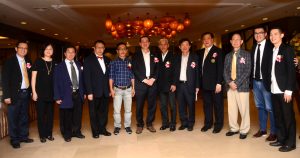 槟州首长林冠英（左6）在槟州地方政府委员会主席曹观友行政议员（右5）陪同下出席香港大中华中小企业商会晚宴。