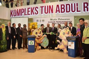 槟州政府垃圾源头分类政策全面开跑，槟州首长林冠英（右7）呼吁槟州人民共同向零废料目标前进。