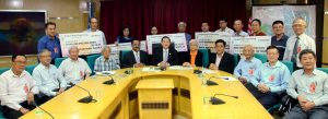 槟州首长林冠英(前排中)移交50万令吉特别拨款给州内的5所独中。旁为行政议员佳日星(前排左5)、行政议员章瑛及首长政治秘书黄汉伟州议员。