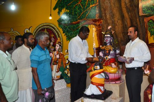 குளுகோர் ஜாலான் துங்கு குடின் சேதப்படுத்தப்பட்ட ஶ்ரீ முனீஸ்வரர் ஆலயத்தை பார்வையிட்டனர் புக்கிட் குளுகோர் நாடாளுமன்ற உறுப்பினர் திரு ராம் கர்பால் மற்றும் ஶ்ரீ டெலிமா சட்டமன்ற உறுப்பினர் திரு நேதாஜி இராயர்.