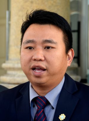 槟岛市议员黄顺祥鼓励民众使用精明泊车仪 器,除了省时省钱省麻烦,还可以避免中 传票。