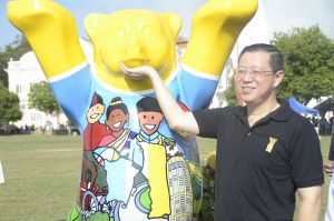 槟州首长林冠英为槟州巴迪熊拉开帷幕。