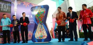 槟州首长林冠英（左3）出席晶澳太阳能马来西亚有限公司举行一周年庆典暨第二期工厂启动仪式。同时出席者包括中华人民共和国驻槟城总领事吴骏（右3）及晶澳太阳能控股有限公司总裁兼首 席营运官谢健（右2）。