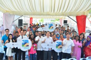 槟州首长林冠英(中)出席Laguna Indah的B型可负担房屋计划(中廉价屋)移交钥匙仪式。同时出席者为槟州行政议员佳日星、林峰成、阿菲夫医生、峇都加湾区国会议员卡斯杜丽及地丰产业集团总 执行长拿督温永文等人。