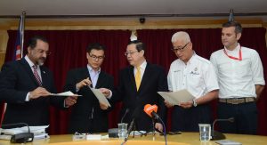 槟州首长林冠英(中)出示数据,证明槟州的人均国内生产总值增长率从在现任州政府执政后,一步步从谷底晋升到巅峰。旁为槟州房屋委员会主席佳日星行 政议员(左起)、槟城研究院执行长林金华博士、槟州福利委员会主席彭文宝行政议员以及槟城研究院首席营运长添尼克。(摄影:Ahmad Adil Muhamad)