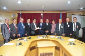 槟州首长林冠英（中）移交40万令吉拨款给2017年槟城庙会主办方，并由2017年槟城庙会主席张威如（左5）接领。