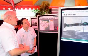槟州首长林冠英（右）出席提升大街路头计划公共展示活动。