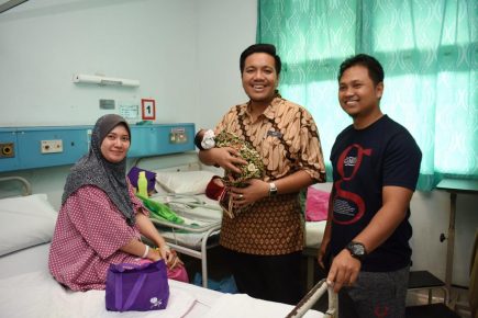 Pesakit wanita Hospital Seberang Jaya dirai sempena Hari 