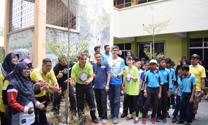 Aktiviti tanam pokok di kawasan sekolah, pupuk semangat ...