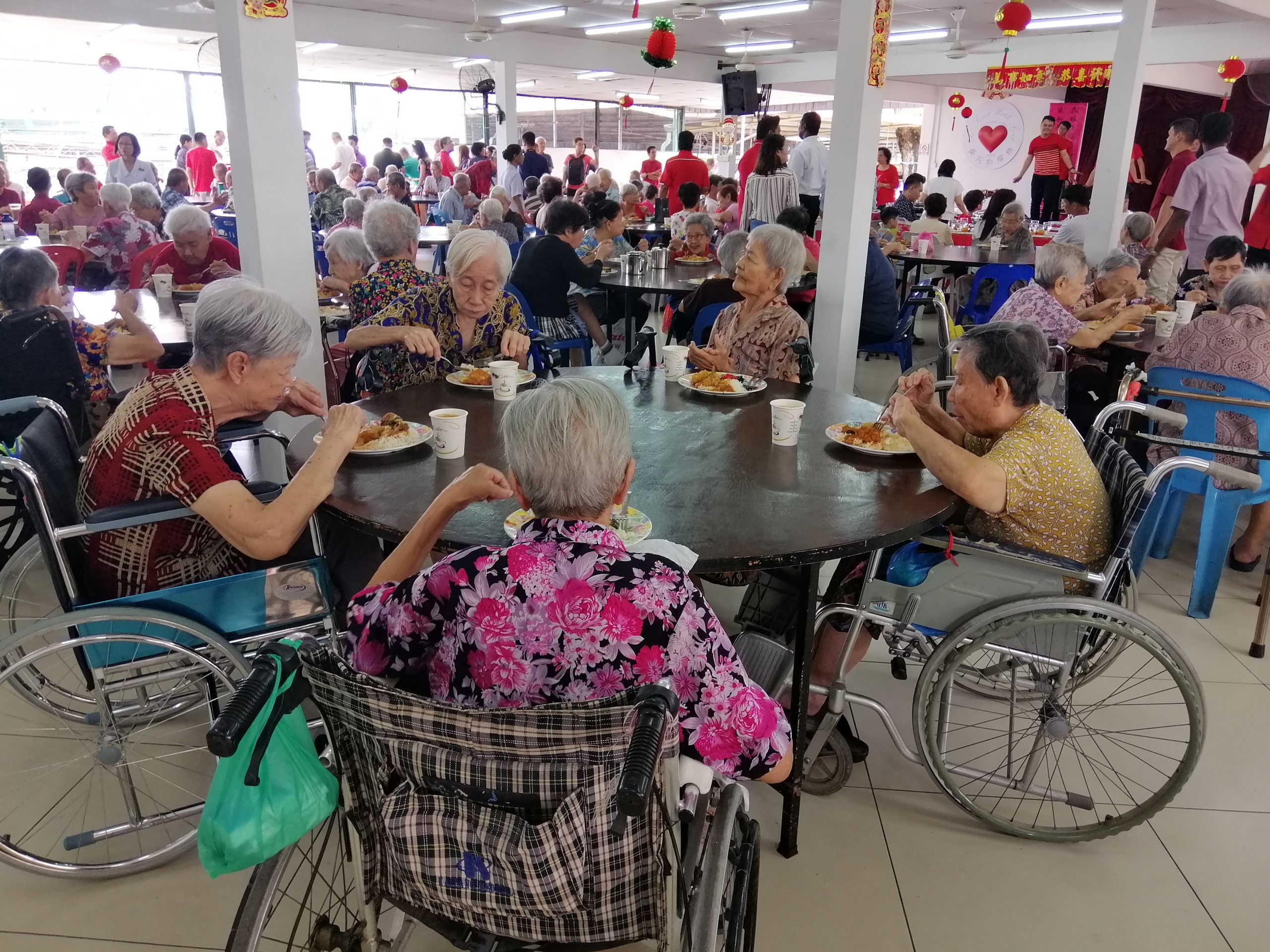 Merriment at old folks home | Buletin Mutiara