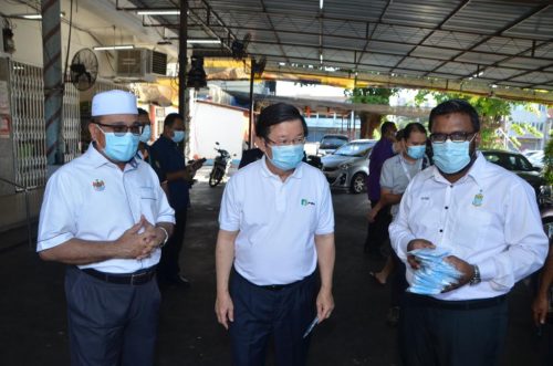 (Dari kiri) SR. Rozali Mohamud, Ketua Menteri dan M. Satees dalam sidang media di Pasar Awam Sri Bandar di sini pada awal pagi tadi.