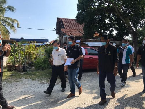 KETUA Menteri diiringi Muhammad Faiz Fadzil dan pemimpin Kerajaan Negeri yang lain dalam jelajah Ramadan di Kampung Permatang Tengah di sini pada pagi tadi.