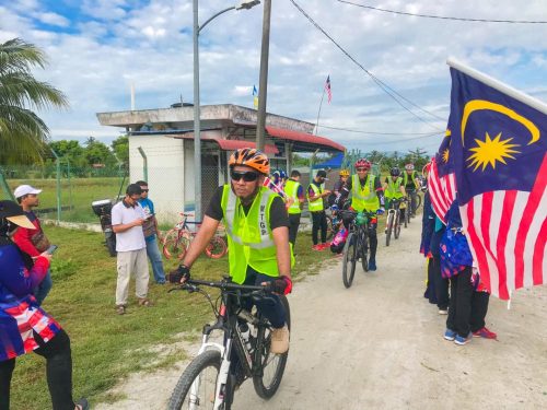 Peserta Kayuhan Santai Ukhuwah memulakan kayuhan.