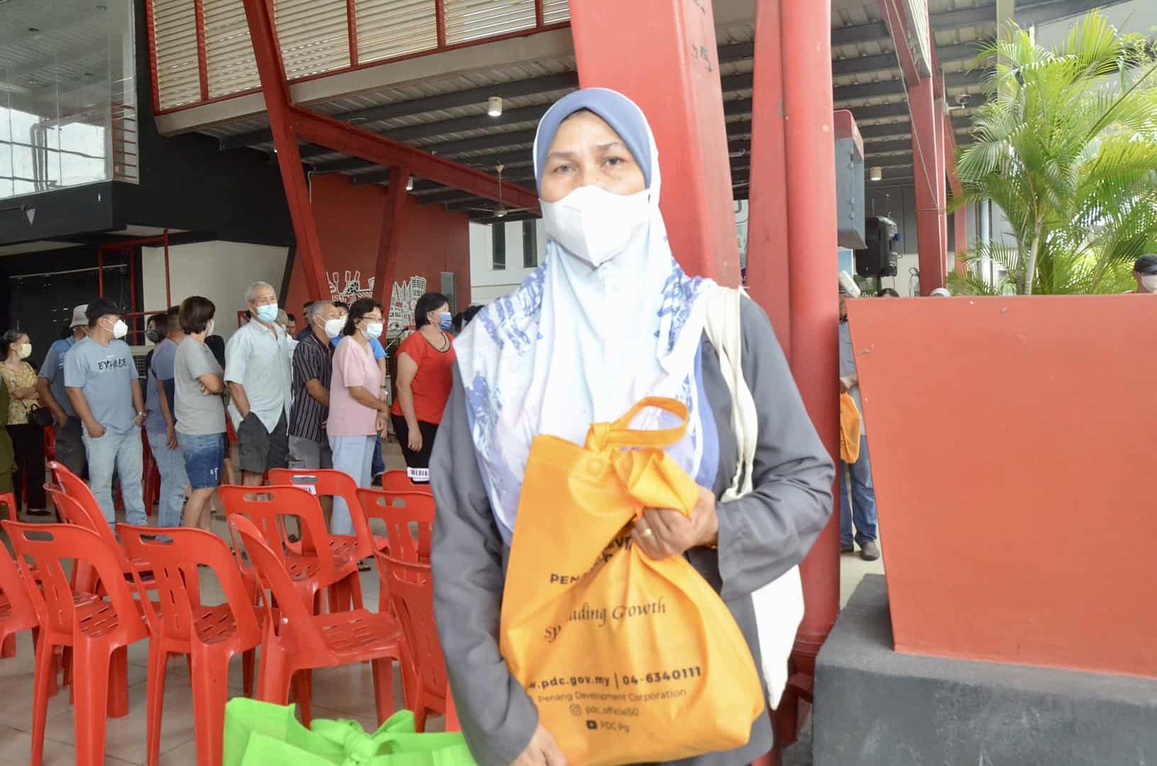 PDC helps the needy through food aid programme Buletin Mutiara