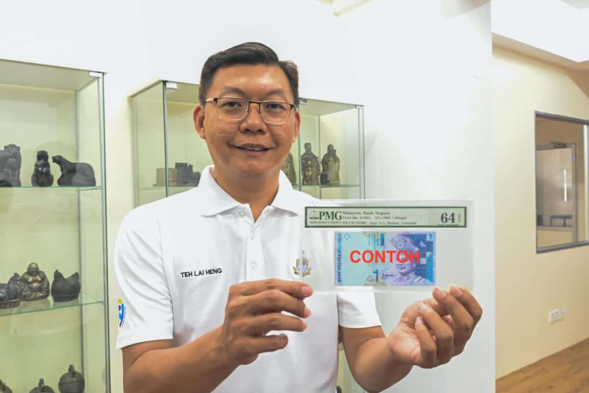 郑来兴成古玩收集爱好者数十载收藏品多达逾万件| Buletin Mutiara