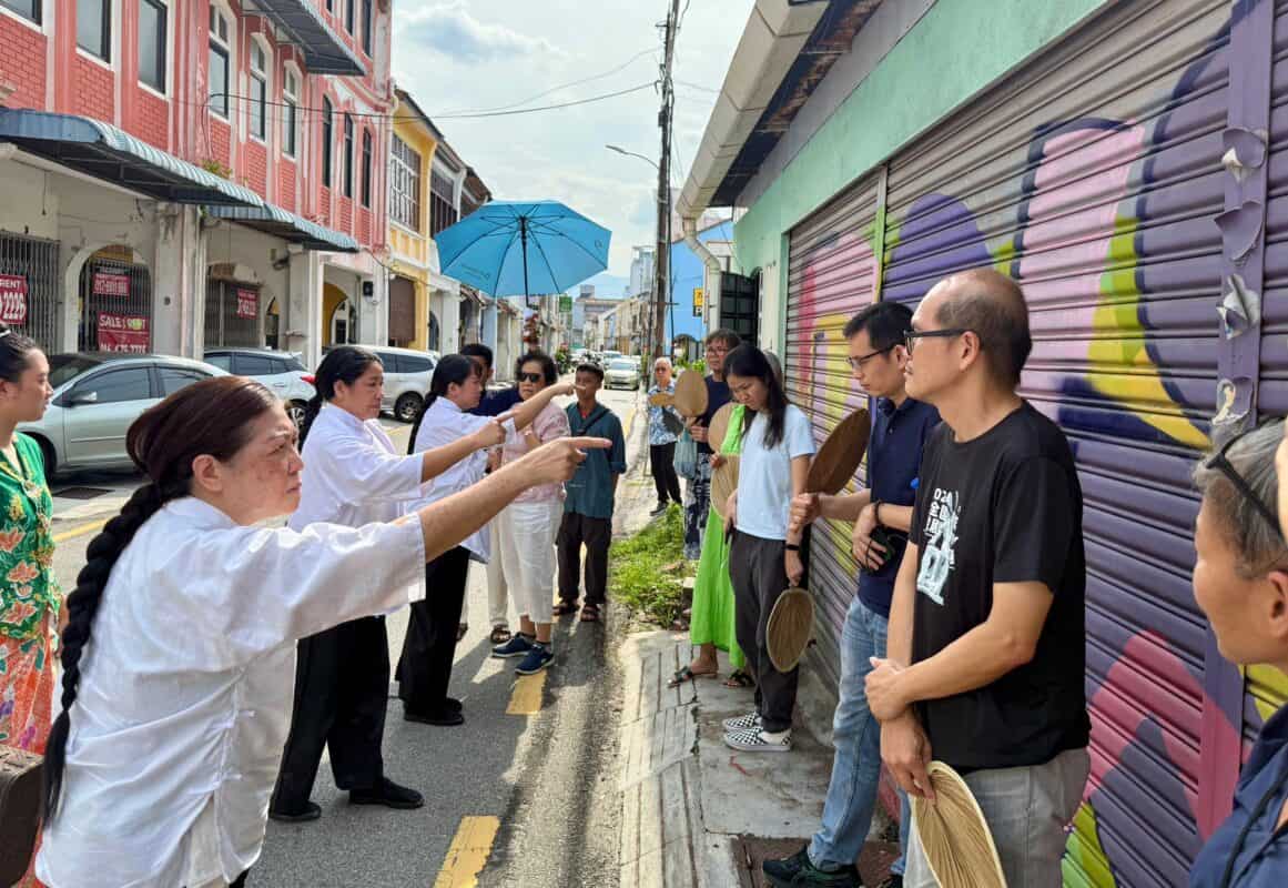 妈姐戏剧《落叶归根》街头上演 观众走进主角心路历程 | Buletin Mutiara