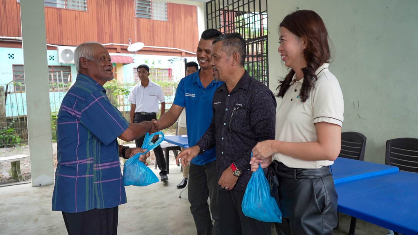 ahmad rumli receiving the fresh meat from badrul hisham (second from right) while being greeted by roslizan (third from righ