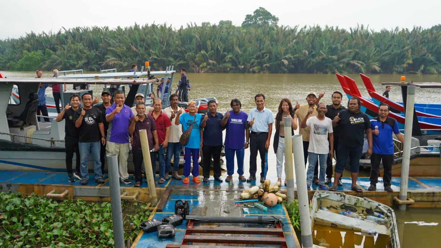 azmi (forefront, fifth from right), tan (forefront, fourth from right), hasyaruddin (forefront, seventh from right), hashimi (