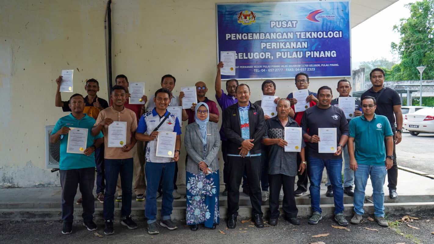 penang fisheries office director zarina zainuddin (forefront, fourth from left), mohamad yusri (forefront, fourth from right),